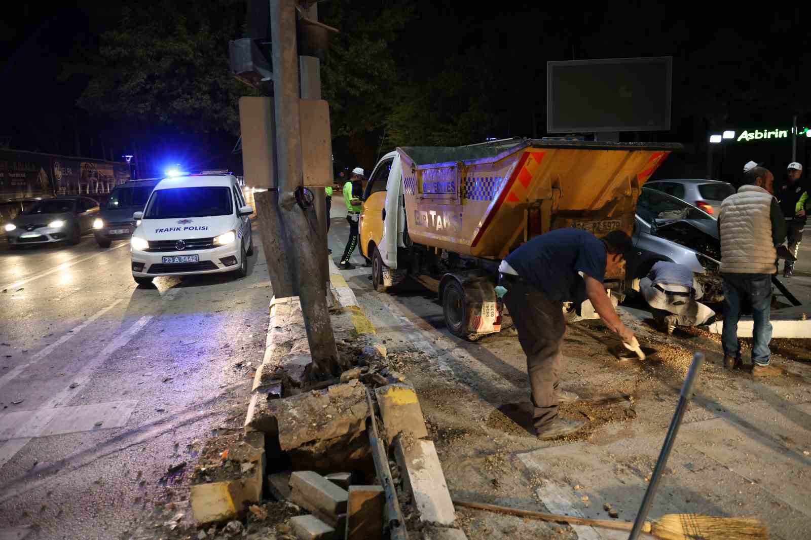 Elazığ’da otomobil sinyalizasyon direğine çarptı: 3 yaralı