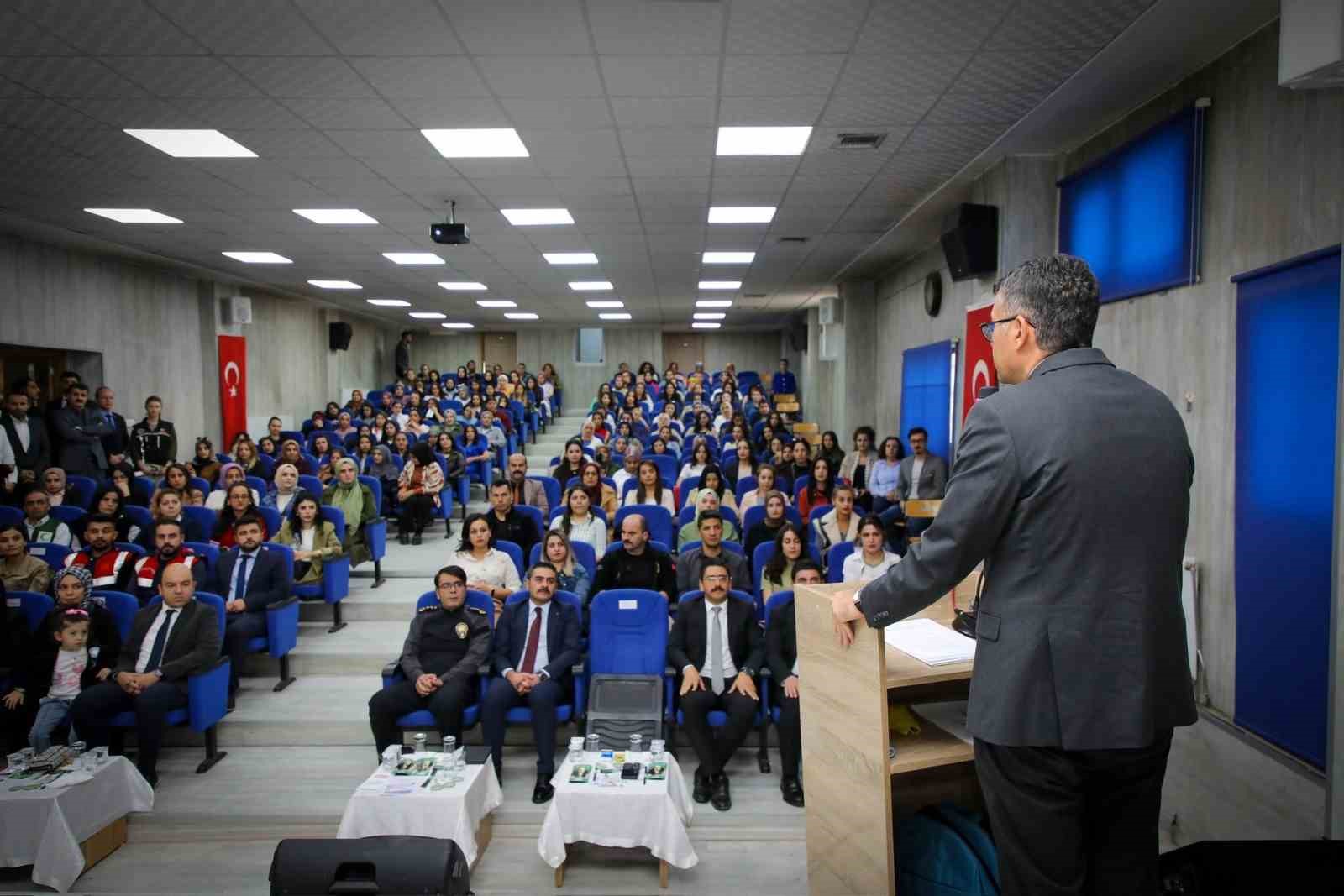 Vali Çelik: "Bağımlılık yıkımlara neden oluyor"
