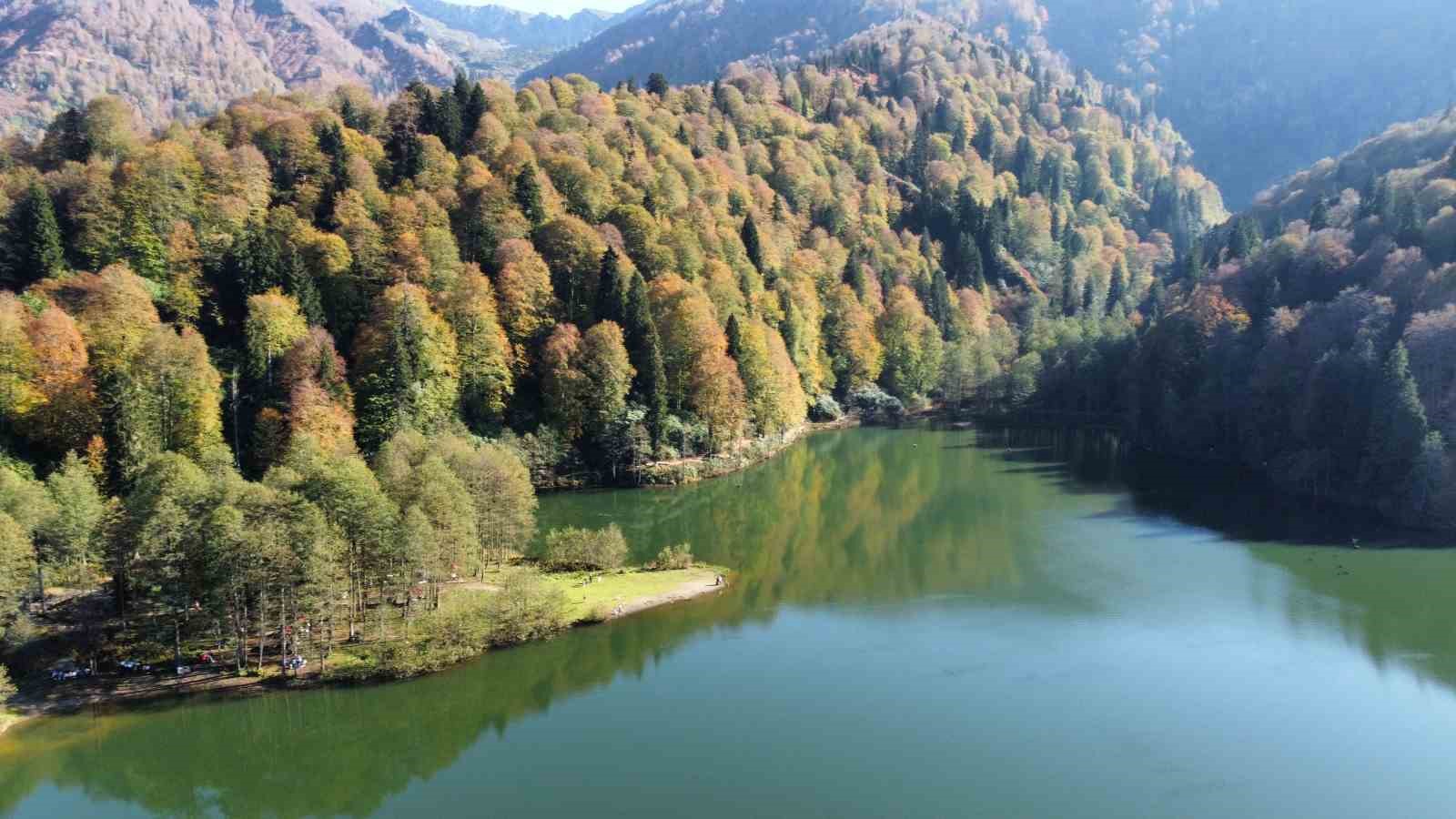 Borçka Karagöl sonbaharın renklerine büründü
