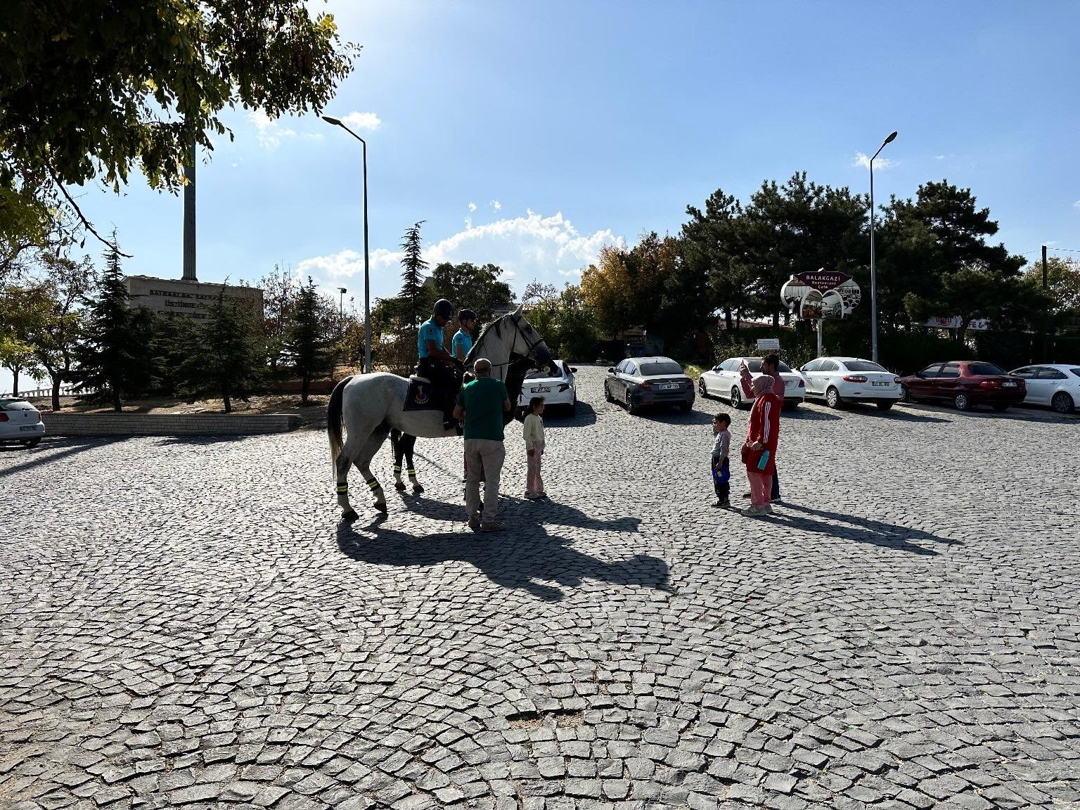 Harput’ta Atlı Jandarma Timi’ne yoğun ilgi