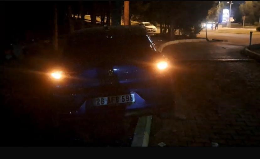 Diyarbakır’da kaldırıma çıkan otomobil, ağaca çarparak durdu: 3 yaralı