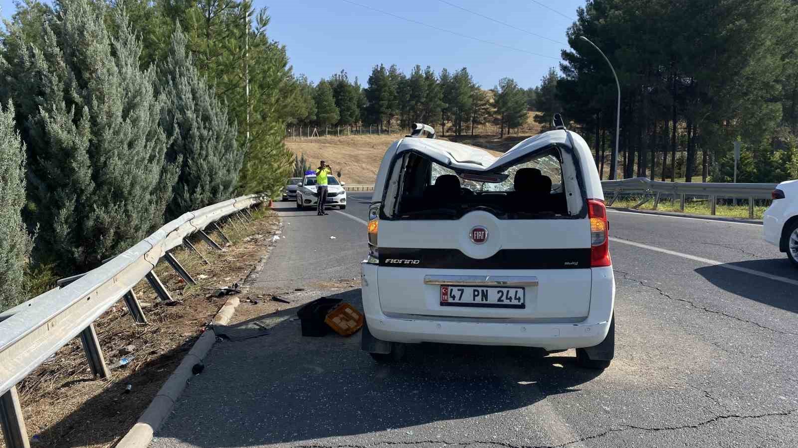 Virajı alamayan hafif ticari araç bariyere çarparak takla attı: 3 yaralı
