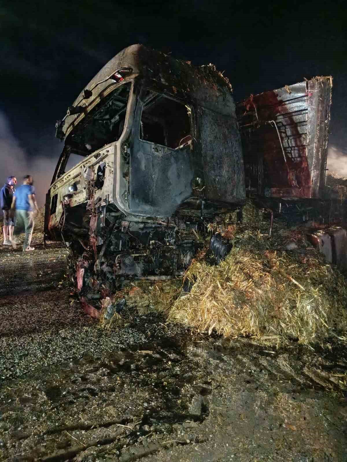 Saman balyası yüklü tır seyir halindeyken alev aldı
