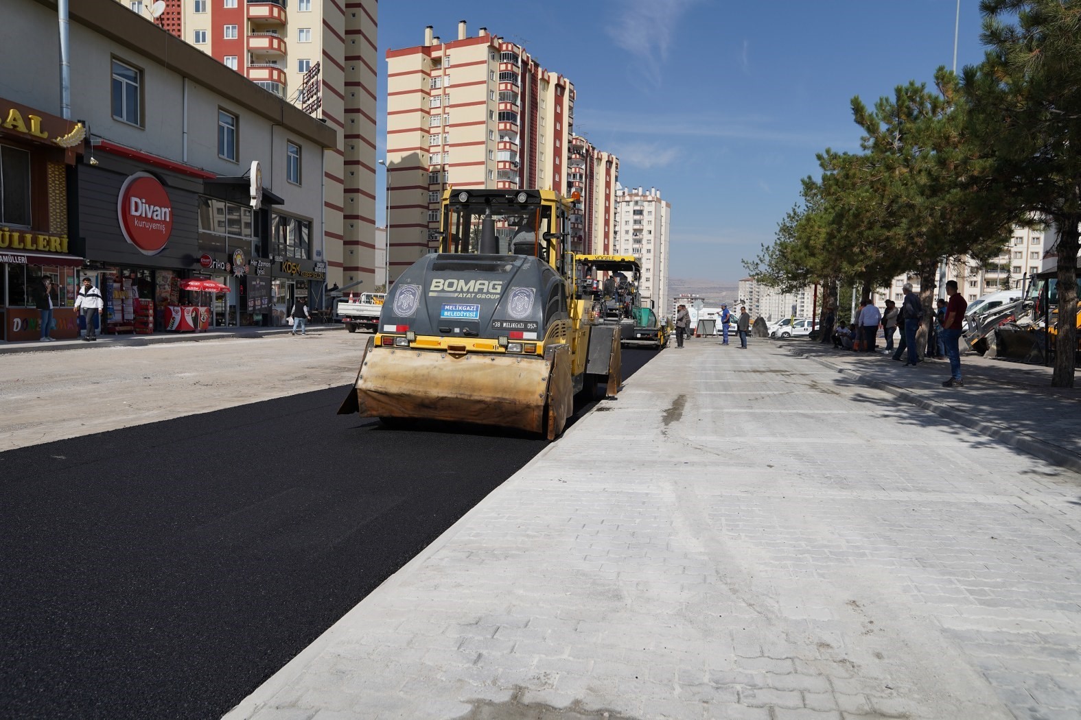 Melikgazi Belediyesi Tınaztepe Mahallesi’nde asfalt ve çevre düzenlemesi çalışmalarını sürdürüyor