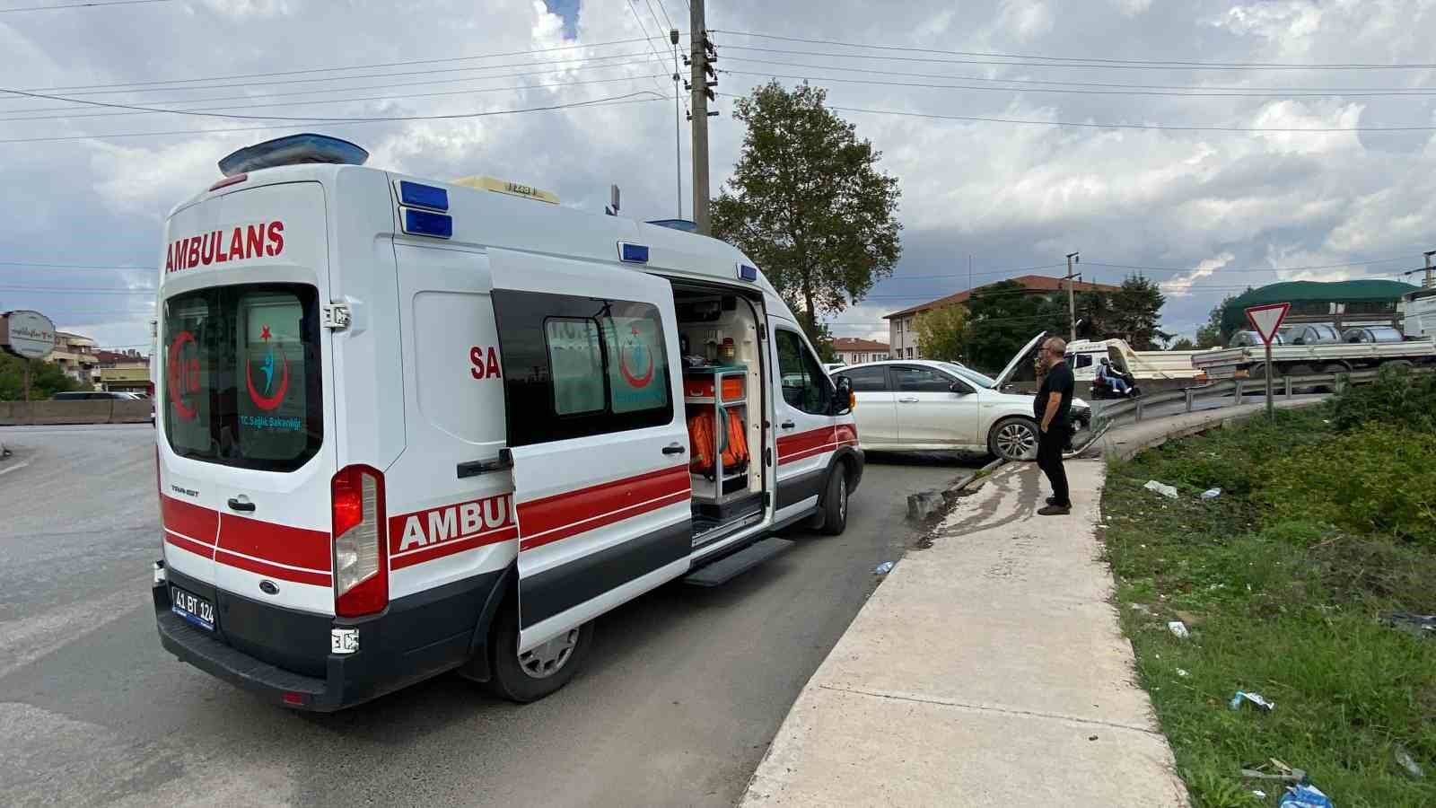 Kocaeli’de otomobil kaldırıma çıktı: 1’i bebek 3 yaralı
