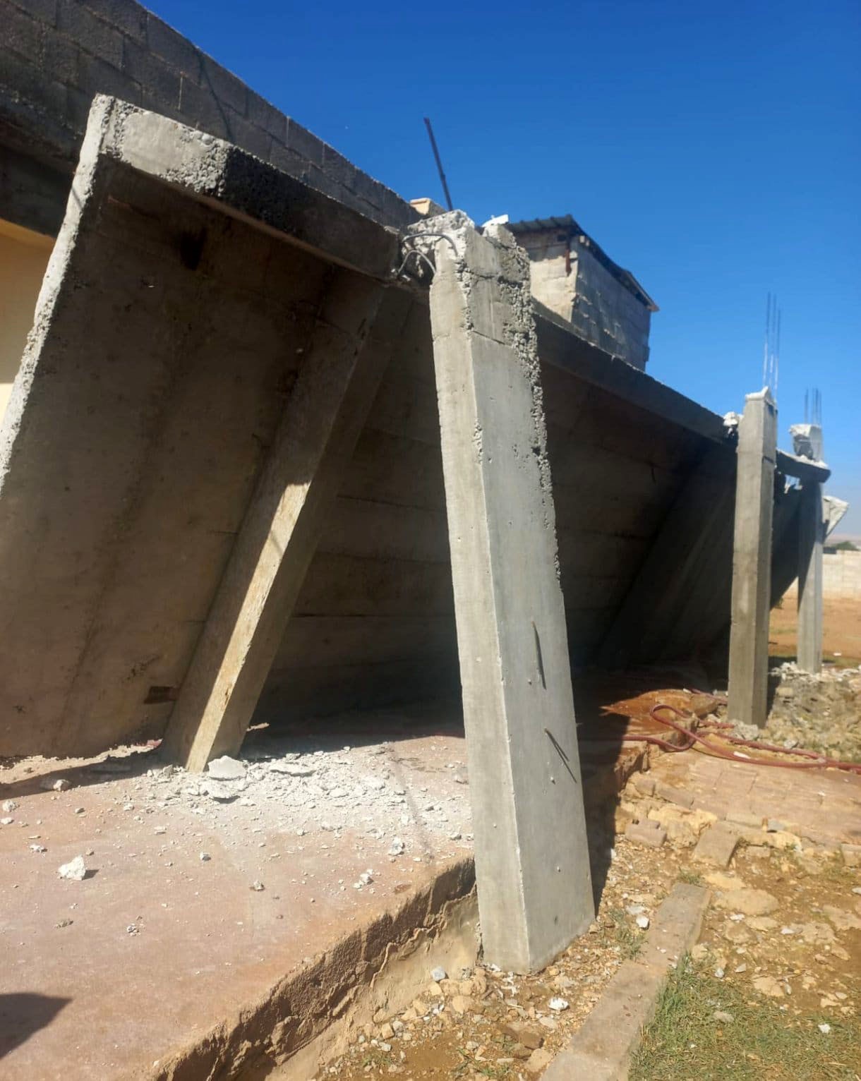 Depremde balkon çöktü, bir kadın yaralandı
