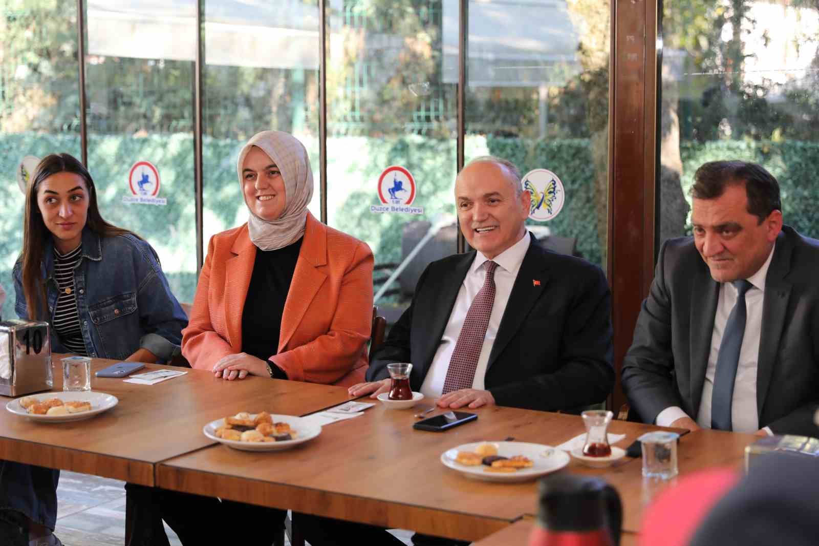 Başkan Düzce’yi güzelleştiren kadınlarla bir araya geldi
