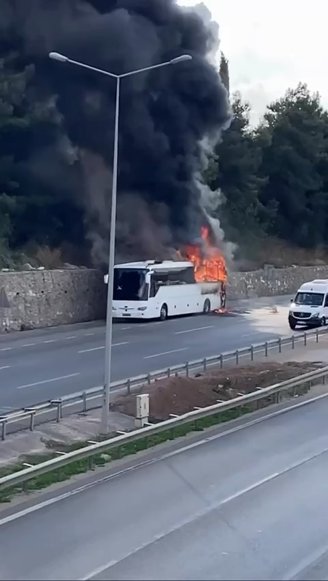 Seyir halindeki otobüs alev alev yandı
