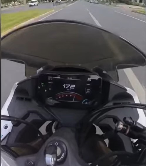 Emniyet M&uuml;d&uuml;rl&uuml;ğ&uuml; &ouml;n&uuml;nde hız sınırlarını aşan motosikletli cezadan ka&ccedil;amadı
