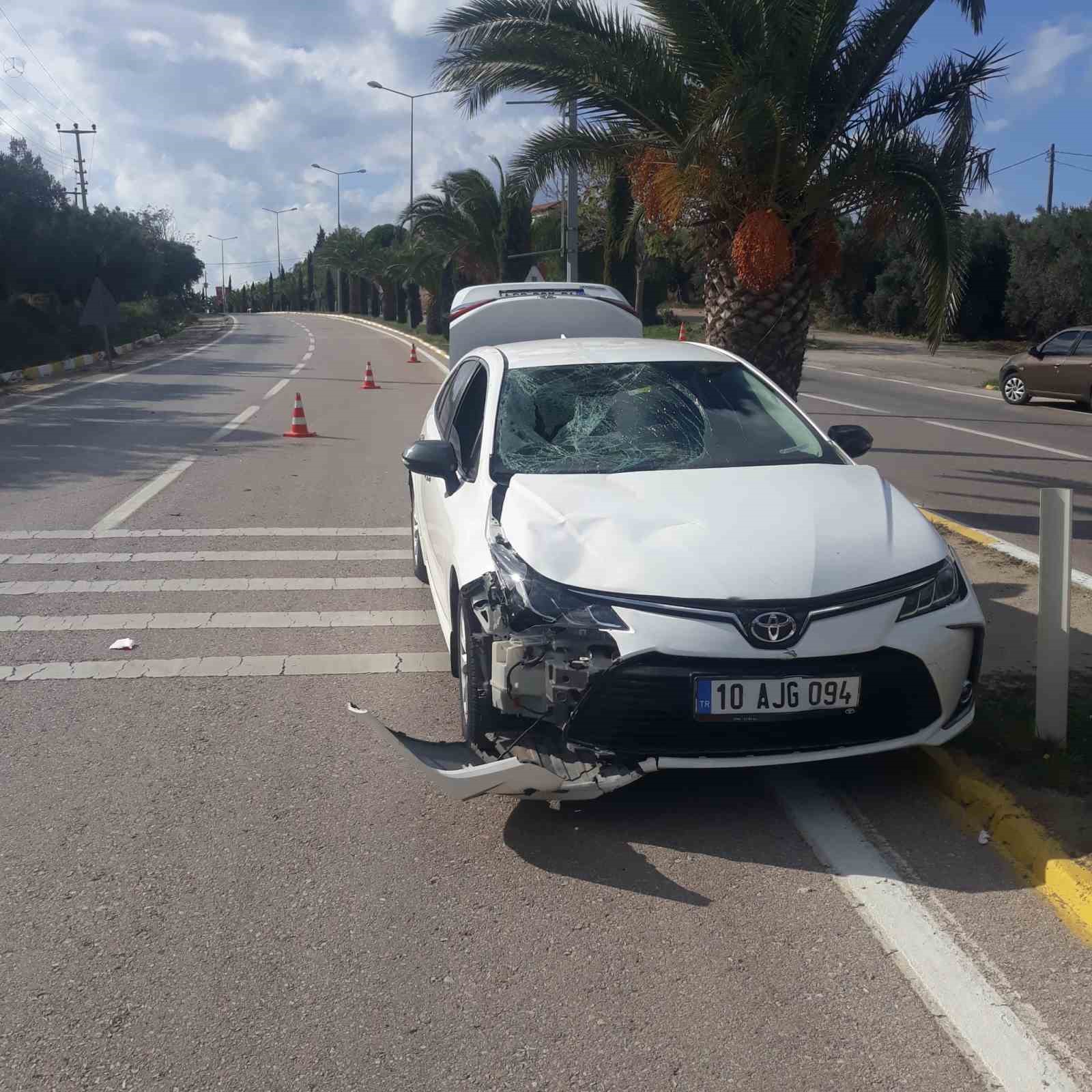 Erdek&rsquo;te otomobilin &ccedil;arptığı motosiklet s&uuml;r&uuml;c&uuml;s&uuml; hayatını kaybetti
