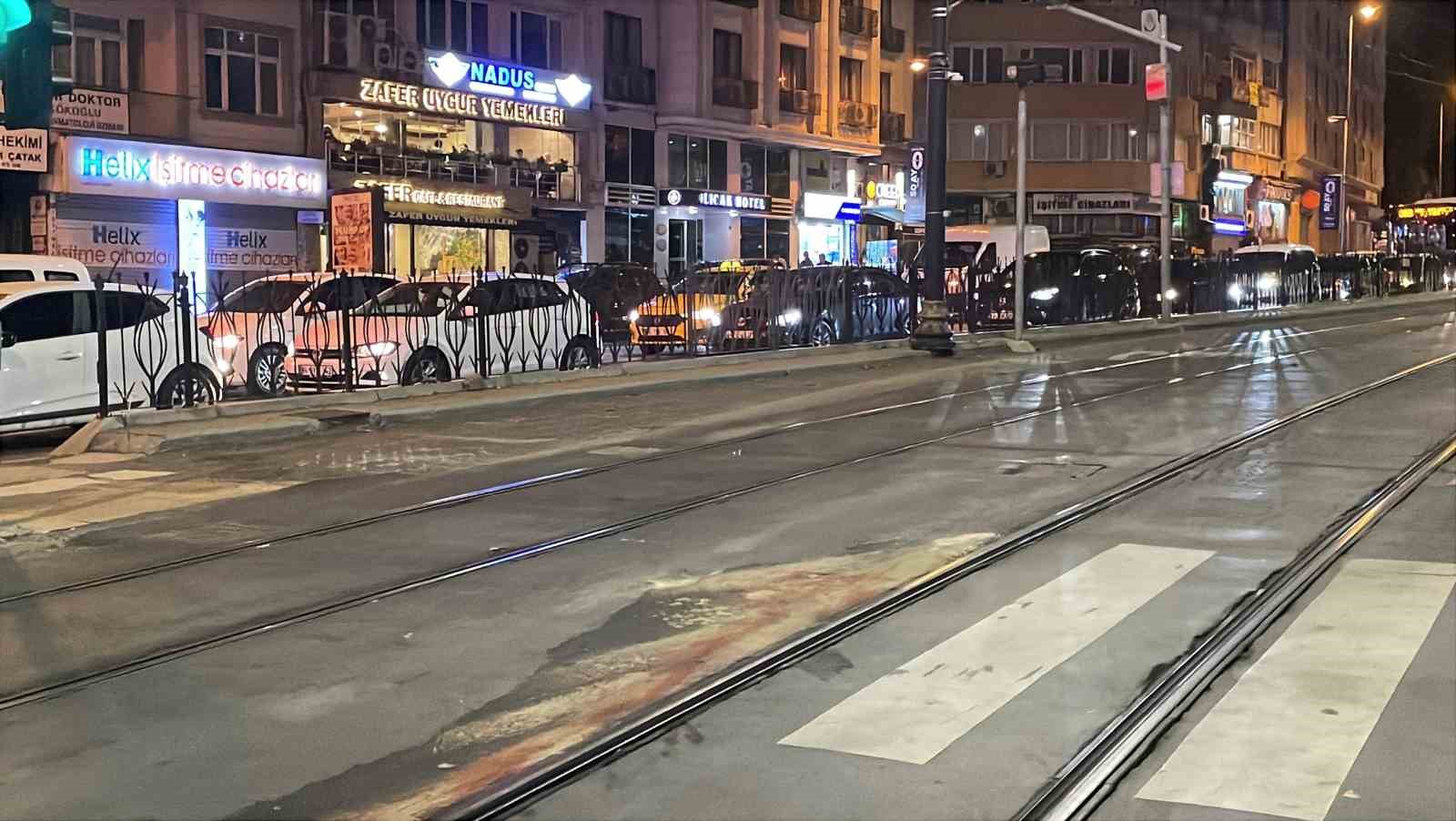 Fatih’te yolun karşısına geçmeye çalışan adama tramvay çarptı
