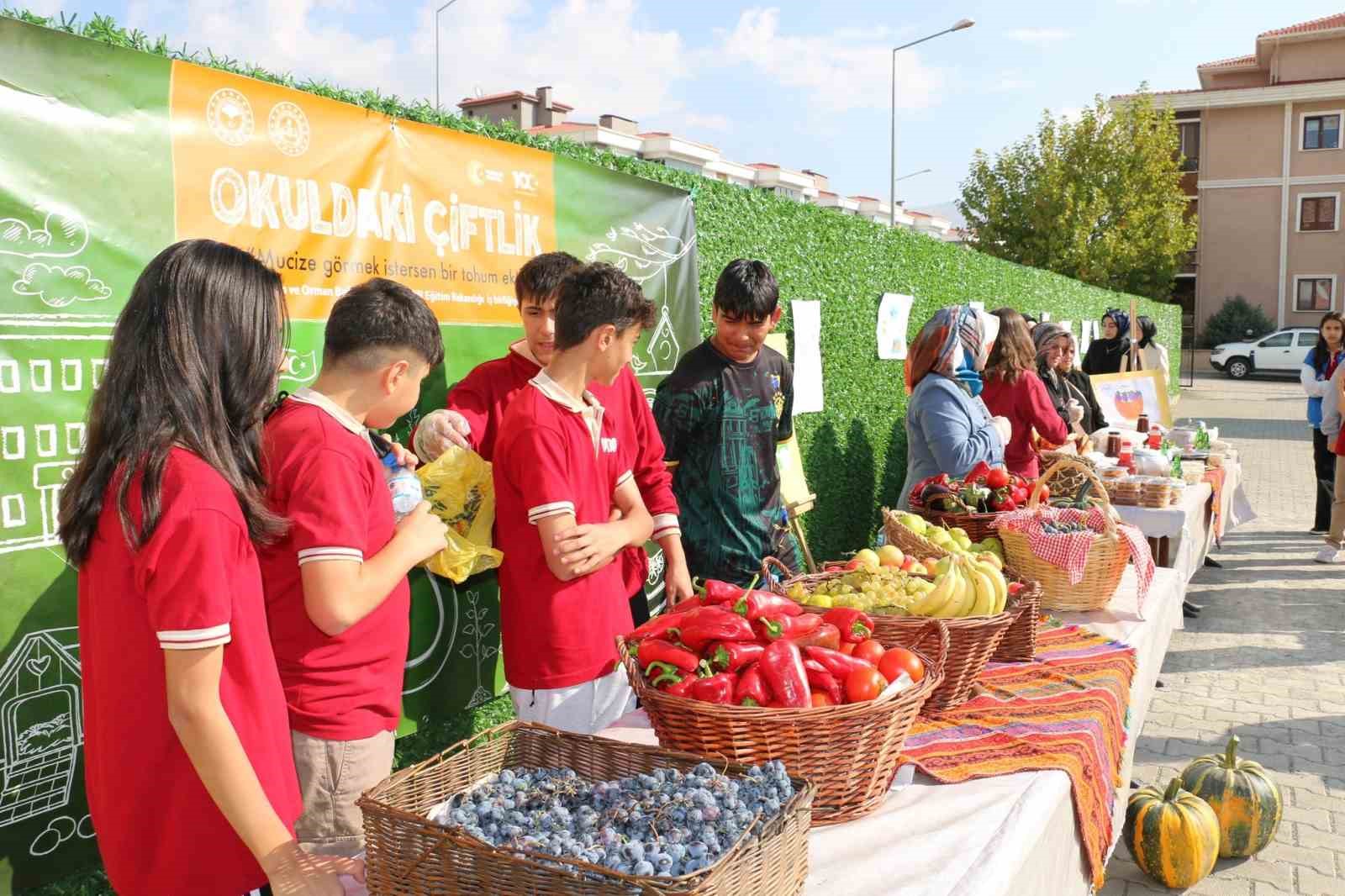 D&uuml;nya Gıda G&uuml;n&uuml; Erzincan&rsquo;da renkli g&ouml;r&uuml;nt&uuml;lere sahne oldu
