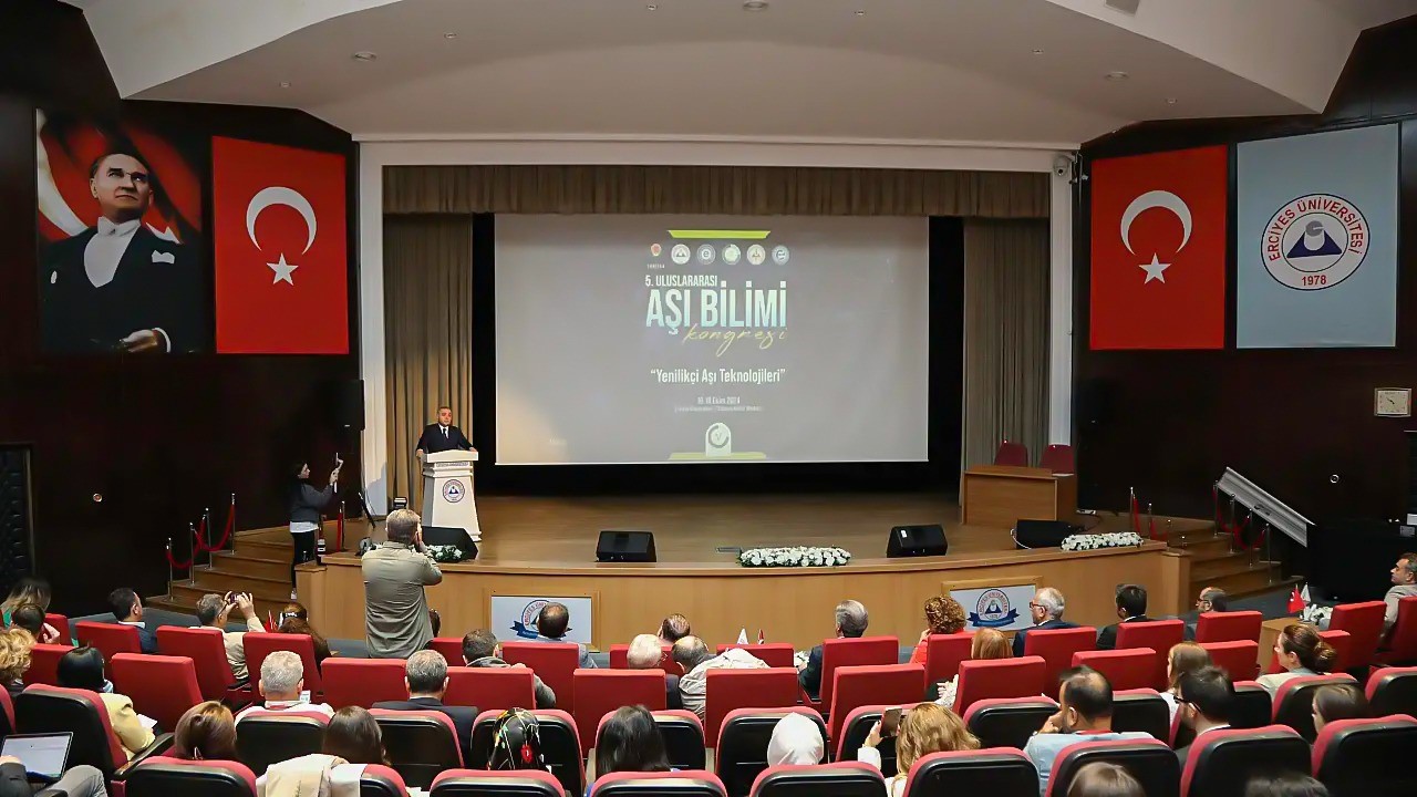 Rekt&ouml;r Hacım&uuml;ft&uuml;oğlu, uluslararası aşı bilimi kongresine katıldı
