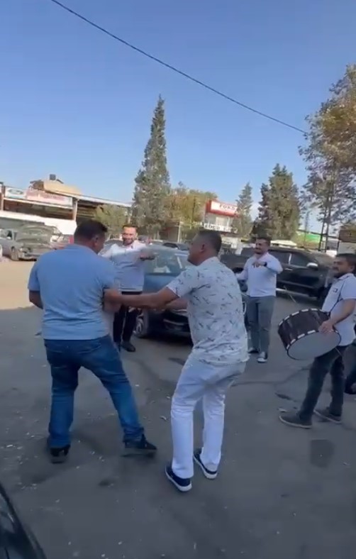 Otomobili tamirden erken çıkınca davul zurna eşliğinde oynayarak teslim aldı