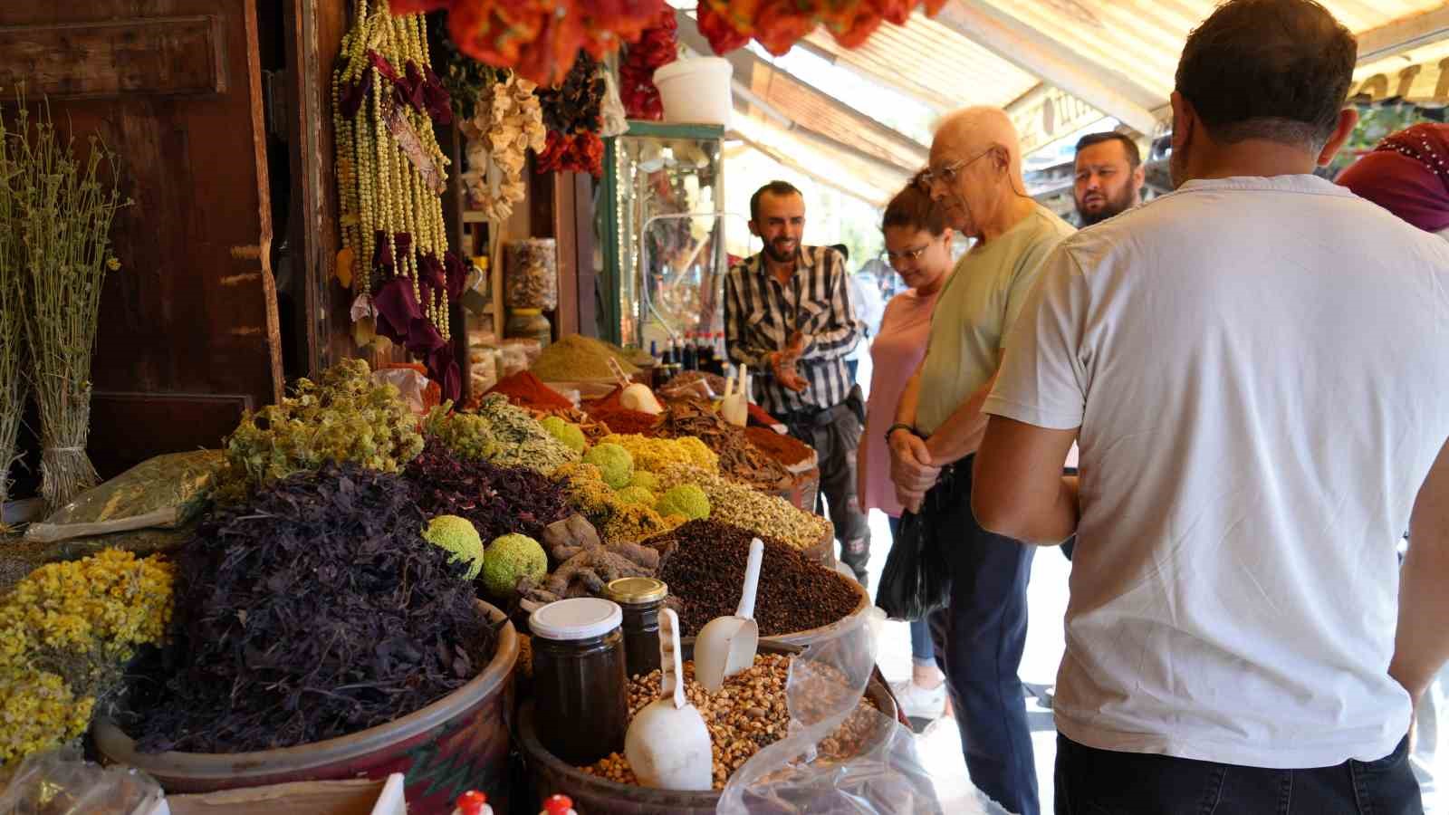 Değişen mevsimle birlikte aktarlara ilgi arttı
