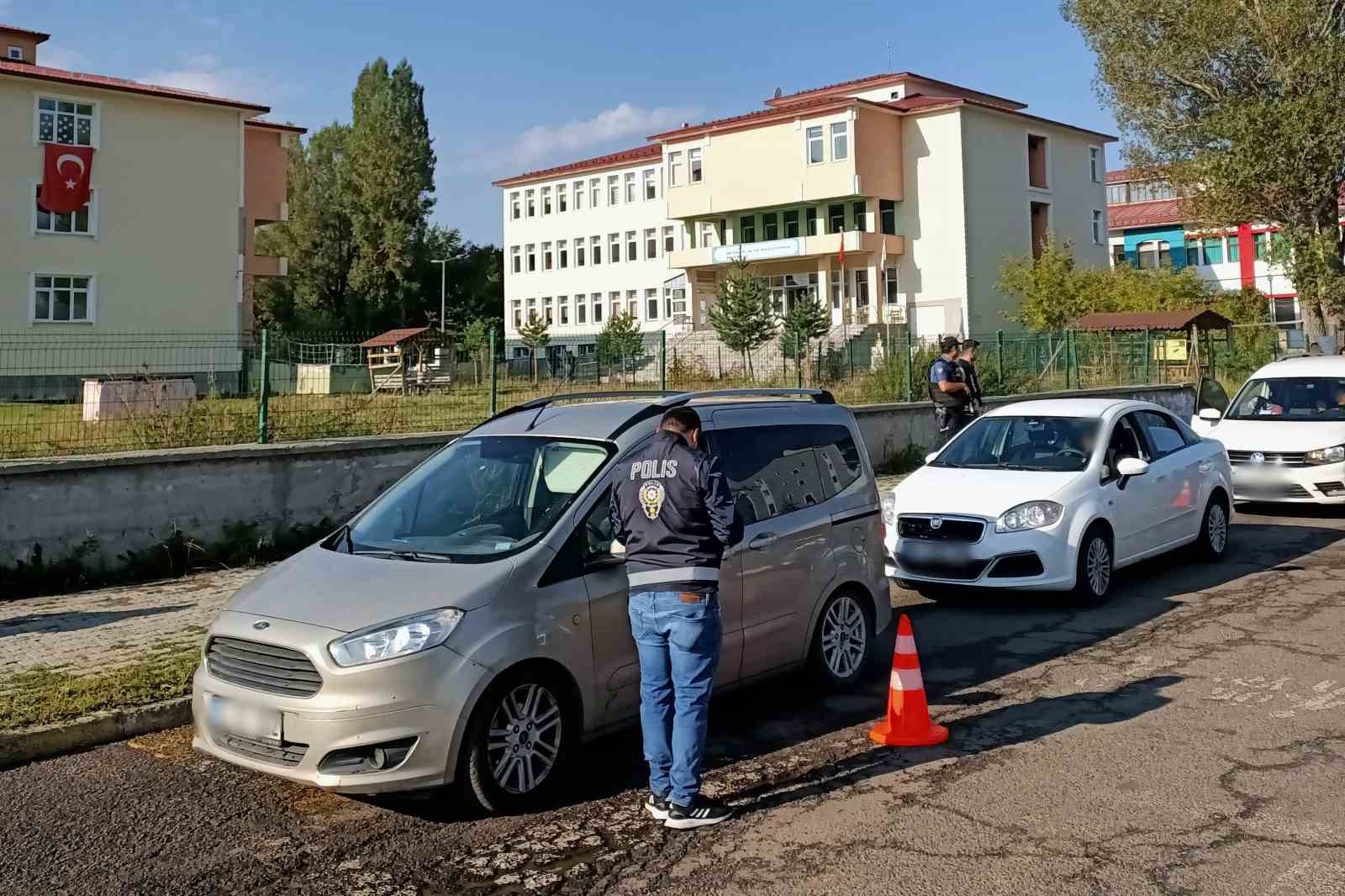 Ardahan’da Polis okul çevrelerinde göz açtırmıyor
