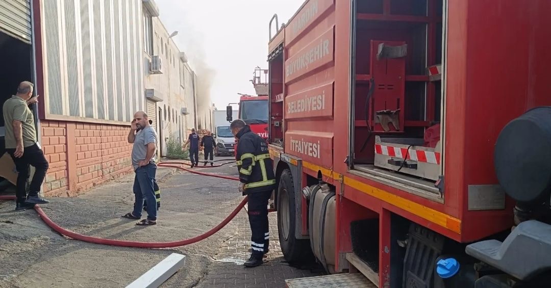 İmalat fabrikasının deposunda çıkan yangın söndürüldü
