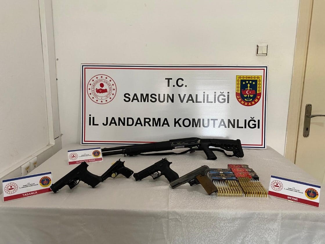 Jandarma baskın yaptığı evde silah ele geçirdi: 2 gözaltı
