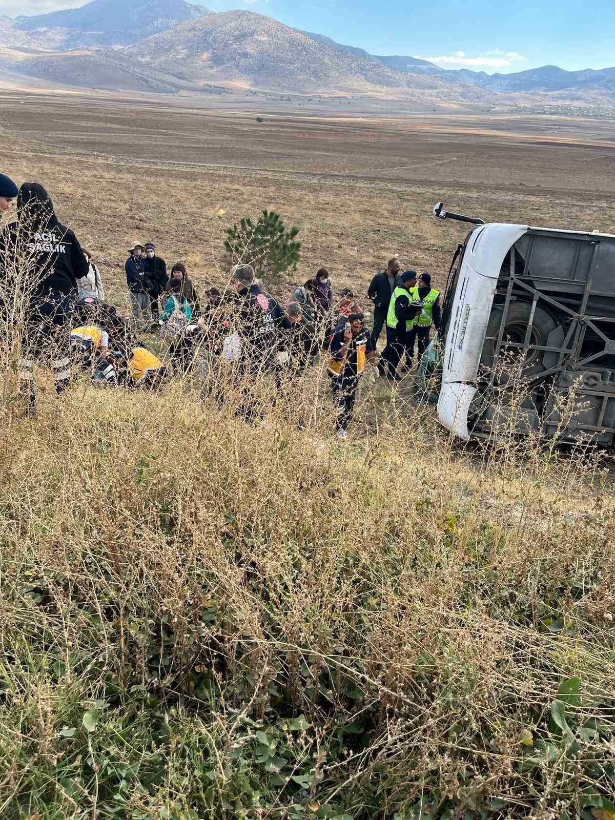 Afyonkarahisar’da turist kafilesi taşıyan otobüs devrildi, 1’i ağır 20 kişi yaralandı
