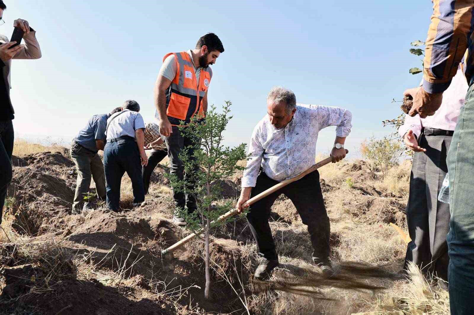 Başkan Yalçın: "Diktiğiniz fidanlar dünyaya iyilik olarak yansıyacak"
