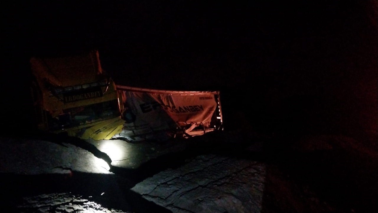 Refahiye&rsquo;de tır kazası: 1 yaralı
