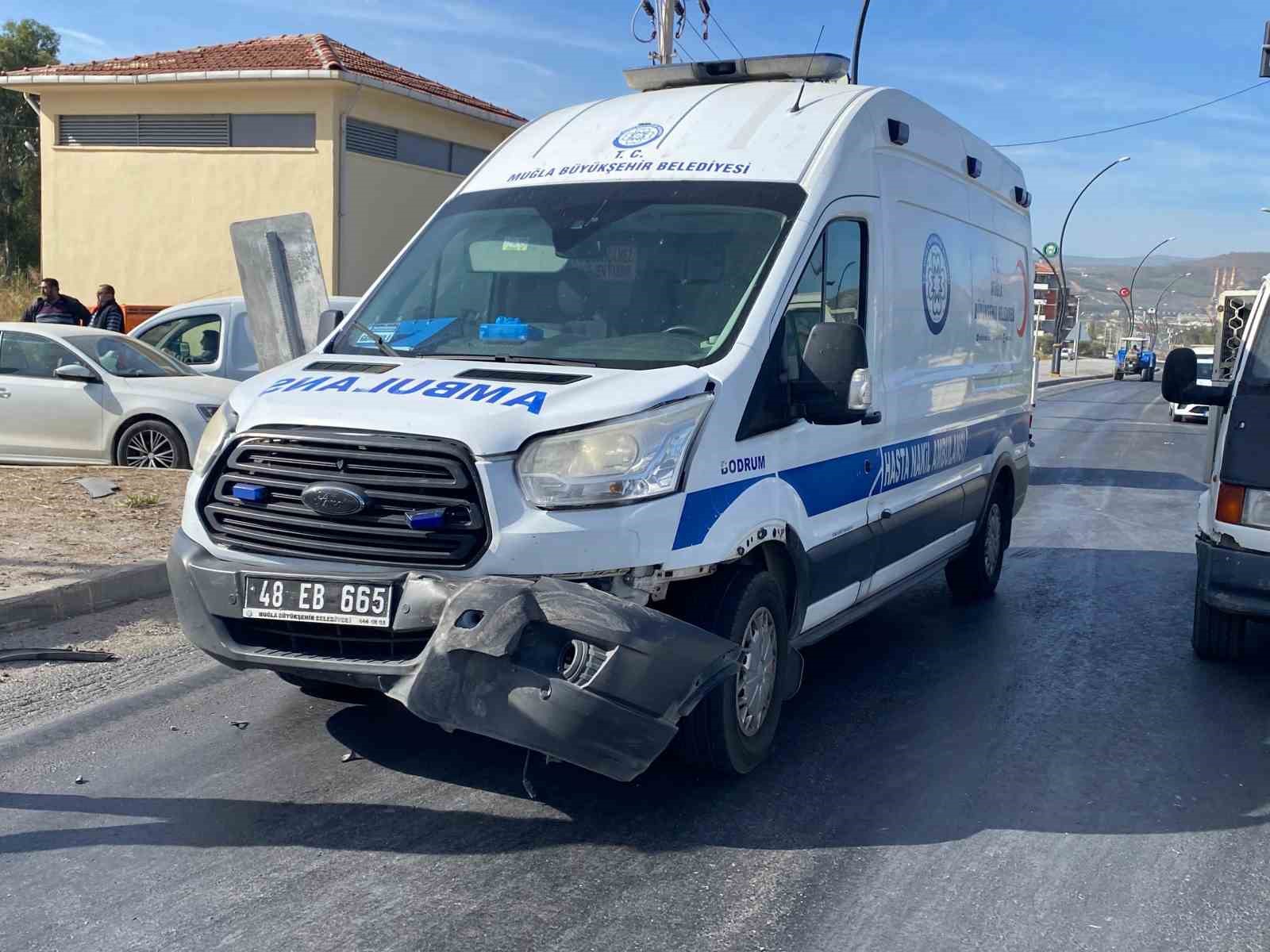 Ambulans ile otomobil çarpıştı: 1 yaralı