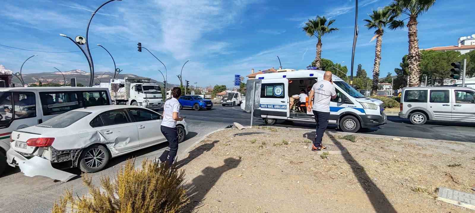 Ambulans ile otomobil çarpıştı: 1 yaralı
