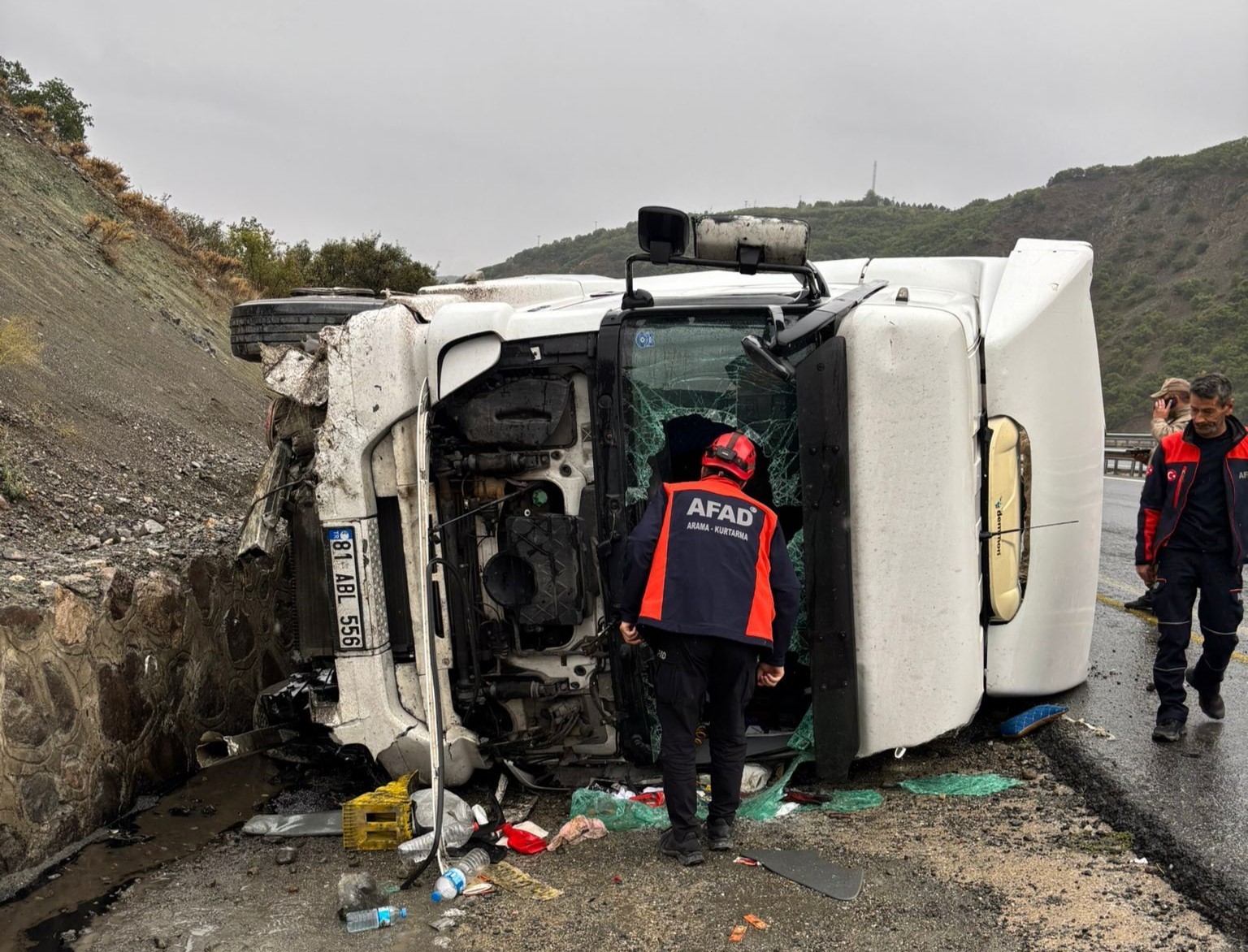 Üzümlü’de tır devrildi: 1 yaralı
