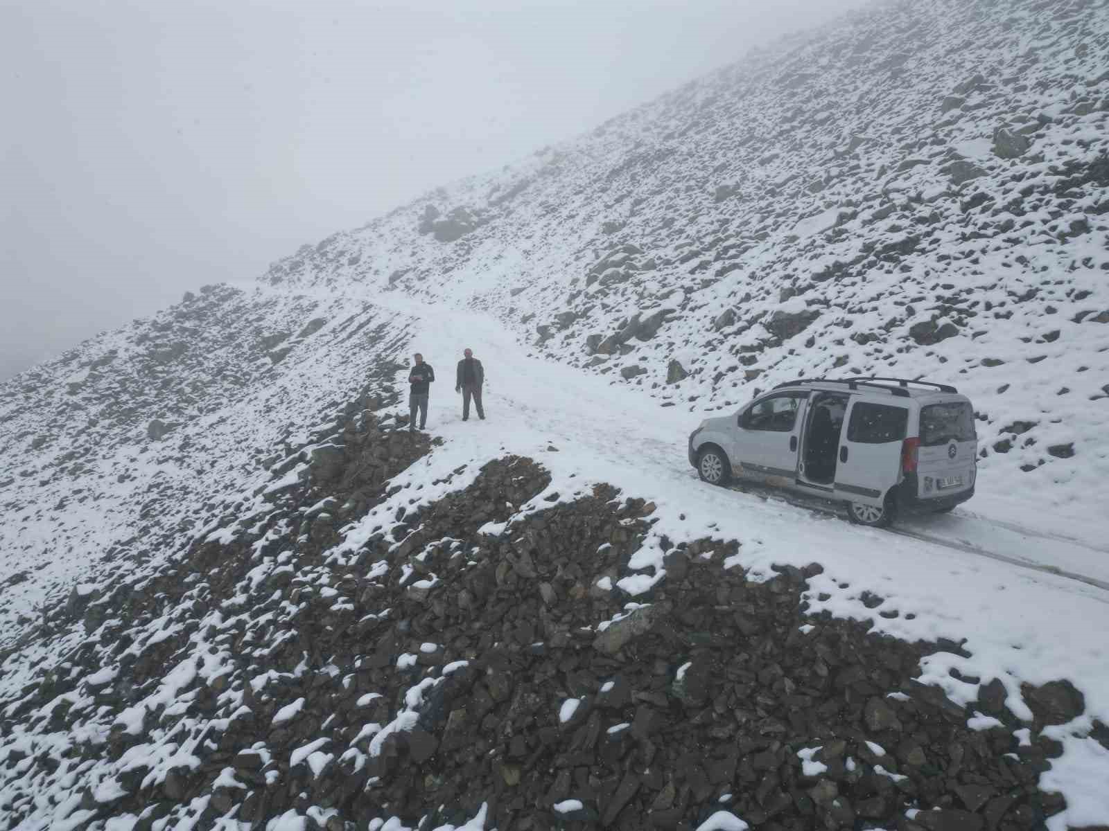 Bayburt’ta yaylalar beyaz örtüyle kaplandı