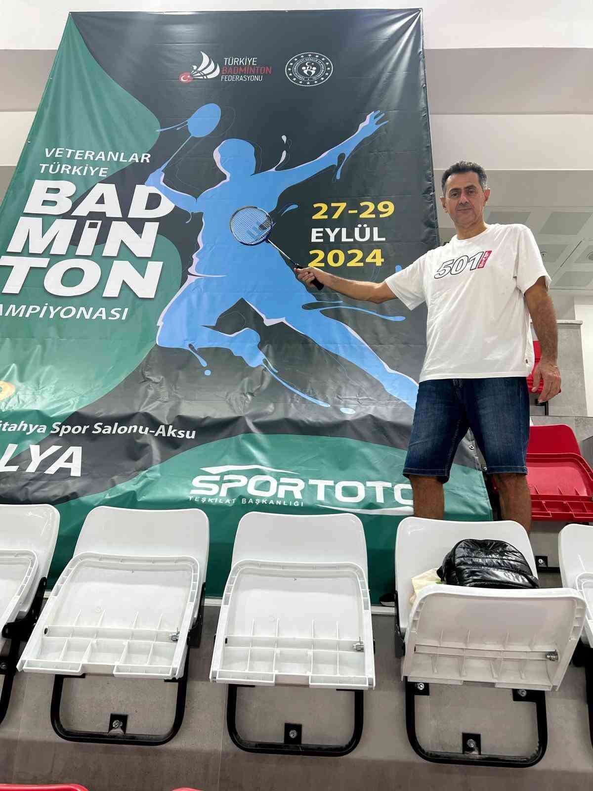 Badminton sporcusu öğretim üyesinden 2 altın madalya başarısı
