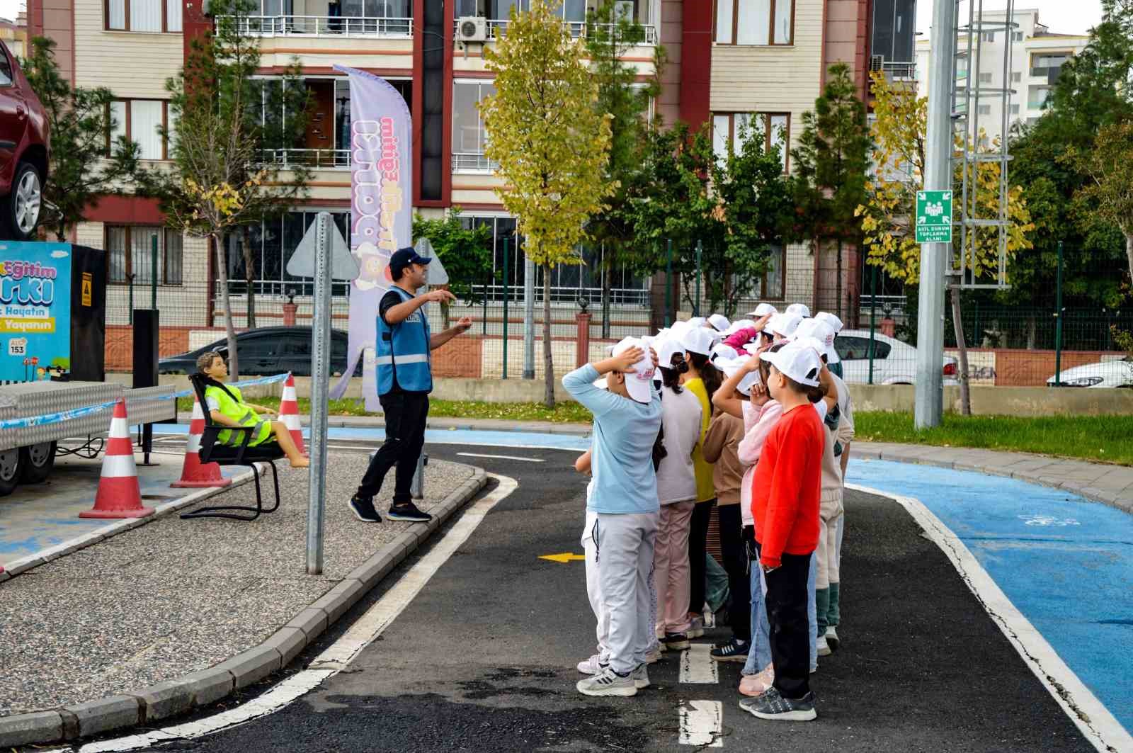 300 öğrenciye trafik eğitimi veriliyor