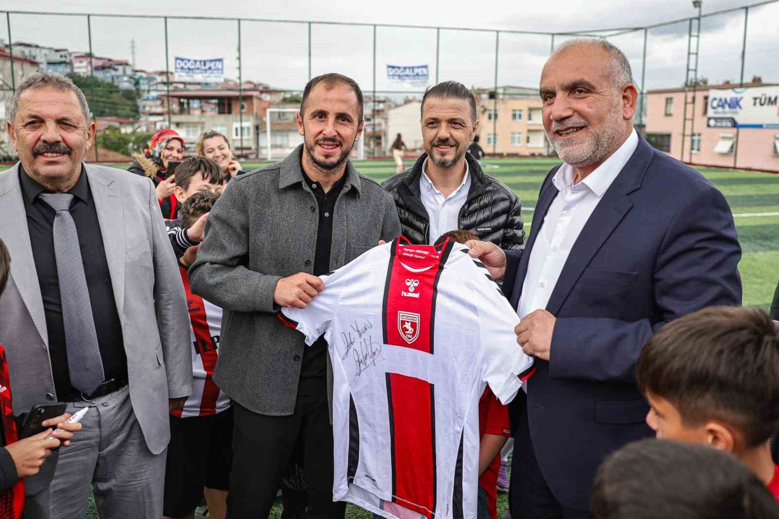 Şampiyon minikler kupayı Samsunspor kaptanının elinden aldı
