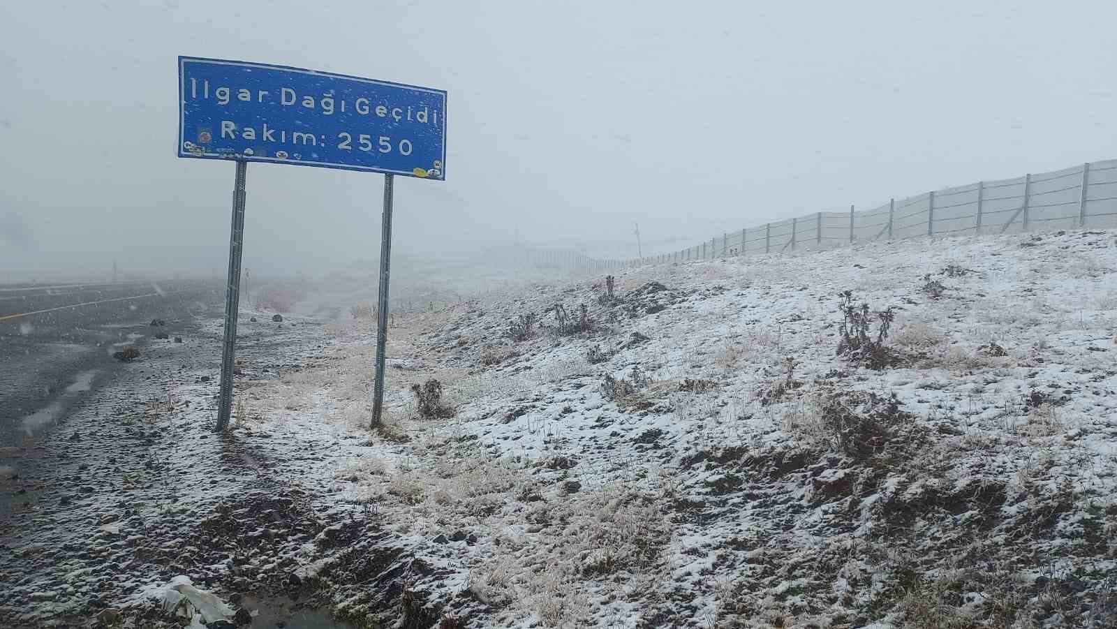 Ardahan’ın yüksek kesimlerine kar yağdı