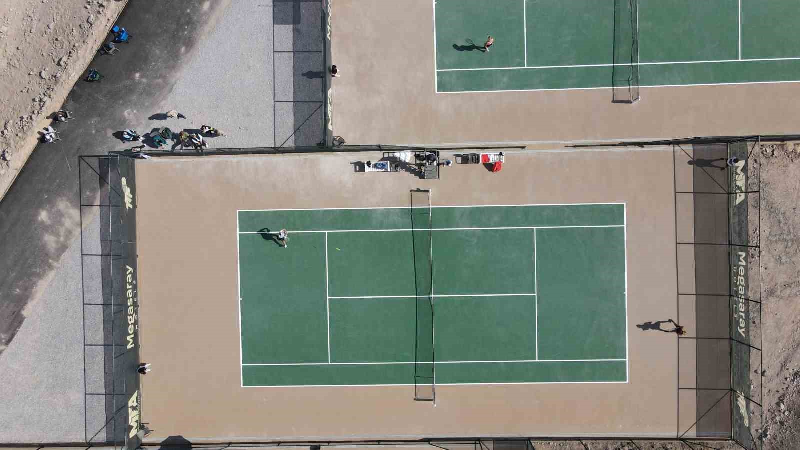 2 bin 300 rakımda uluslararası tenis turnuvası