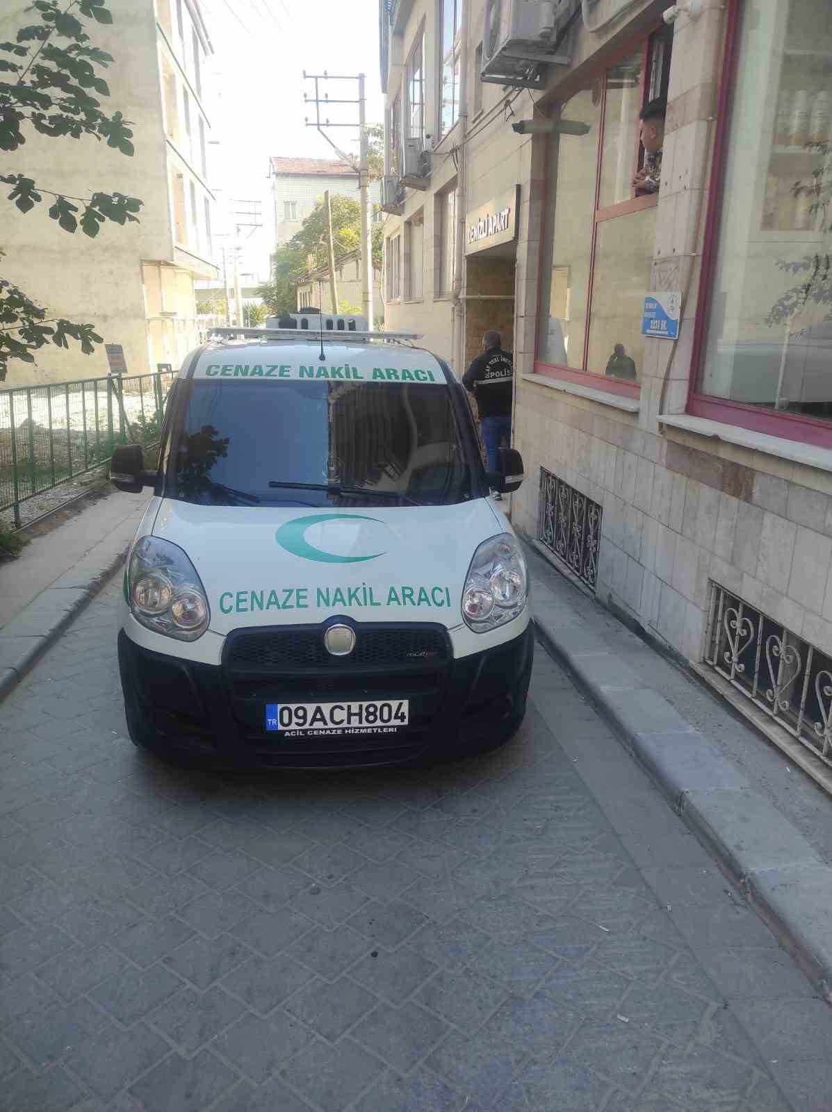 Kendisinden haber alınamayan şahıs yaşadığı apartmanda &ouml;l&uuml; bulundu
