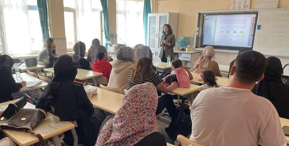 &Ouml;ğrenci ve velilere madde bağımlılığı eğitimi verildi
