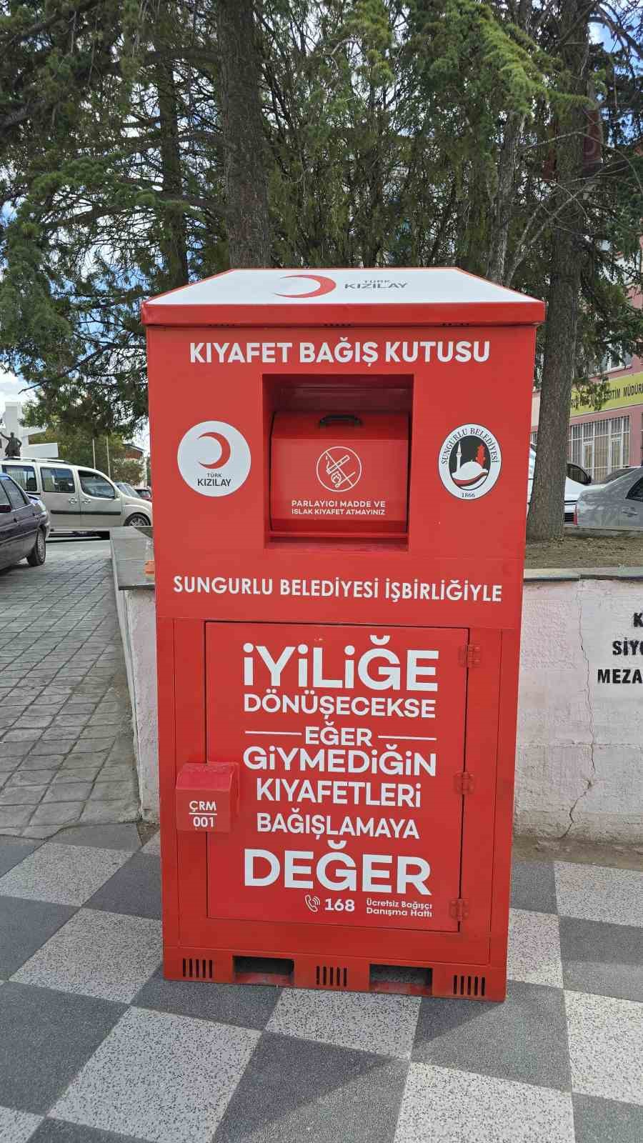 Sungurlu&rsquo;da ihtiya&ccedil; sahipleri i&ccedil;in 30 adet kıyafet kumbarası yerleştirildi
