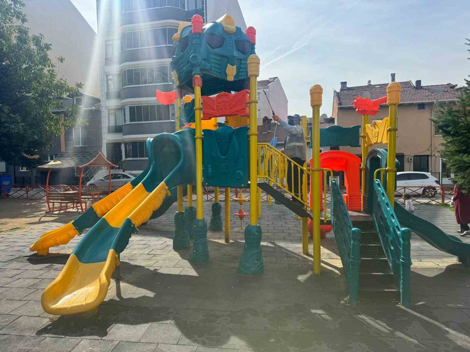 Boz&uuml;y&uuml;k&rsquo;te &ccedil;ocuk parkları dezenfekte  ediliyor
