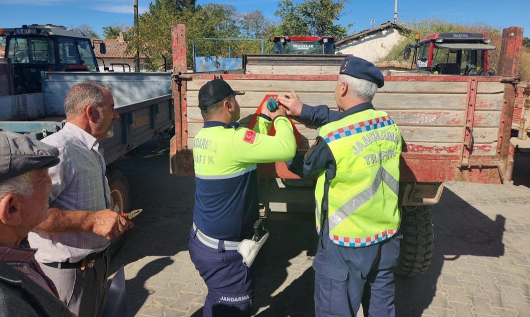 Jandarma ekipleri trakt&ouml;r ve tarım aracı kullanan s&uuml;r&uuml;c&uuml;lere reflekt&ouml;r dağıttı
