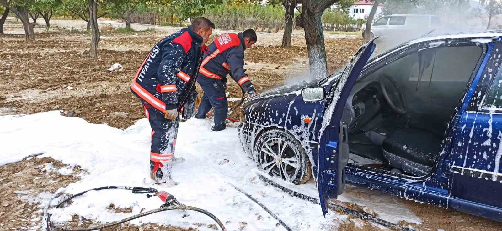 Park halindeki araç aniden alev aldı