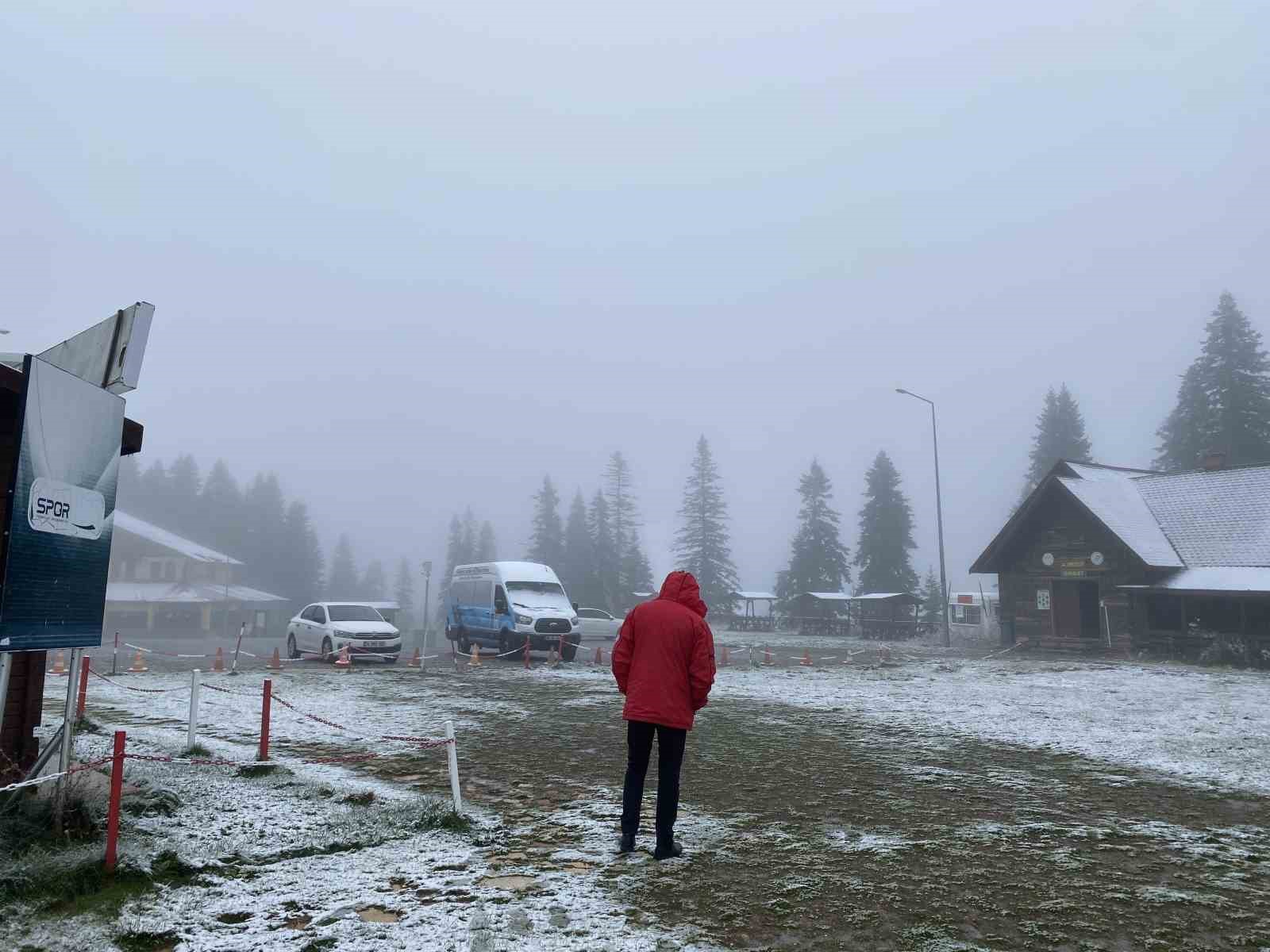 Ilgaz Dağı&rsquo;na mevsimin ilk karı d&uuml;şt&uuml;
