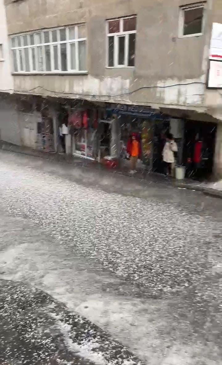 Tatvan&rsquo;da dolu ve sağanak yağış etkili oldu
