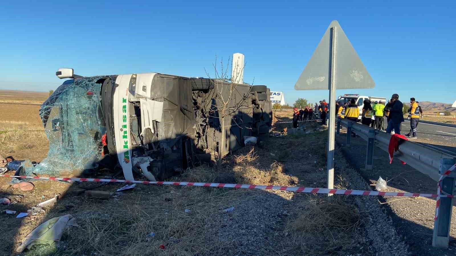 Balıkesir Bandırma’dan Kapadokya’ya gezi için çıkan otobüs Aksaray-Ankara karayolunun yaklaşık 40. km’sinde yoldan çıkarak şarampole devrildi. İlk belirlemelere göre 6 ölü ve çok sayıda yaralı olduğu öğrenildi