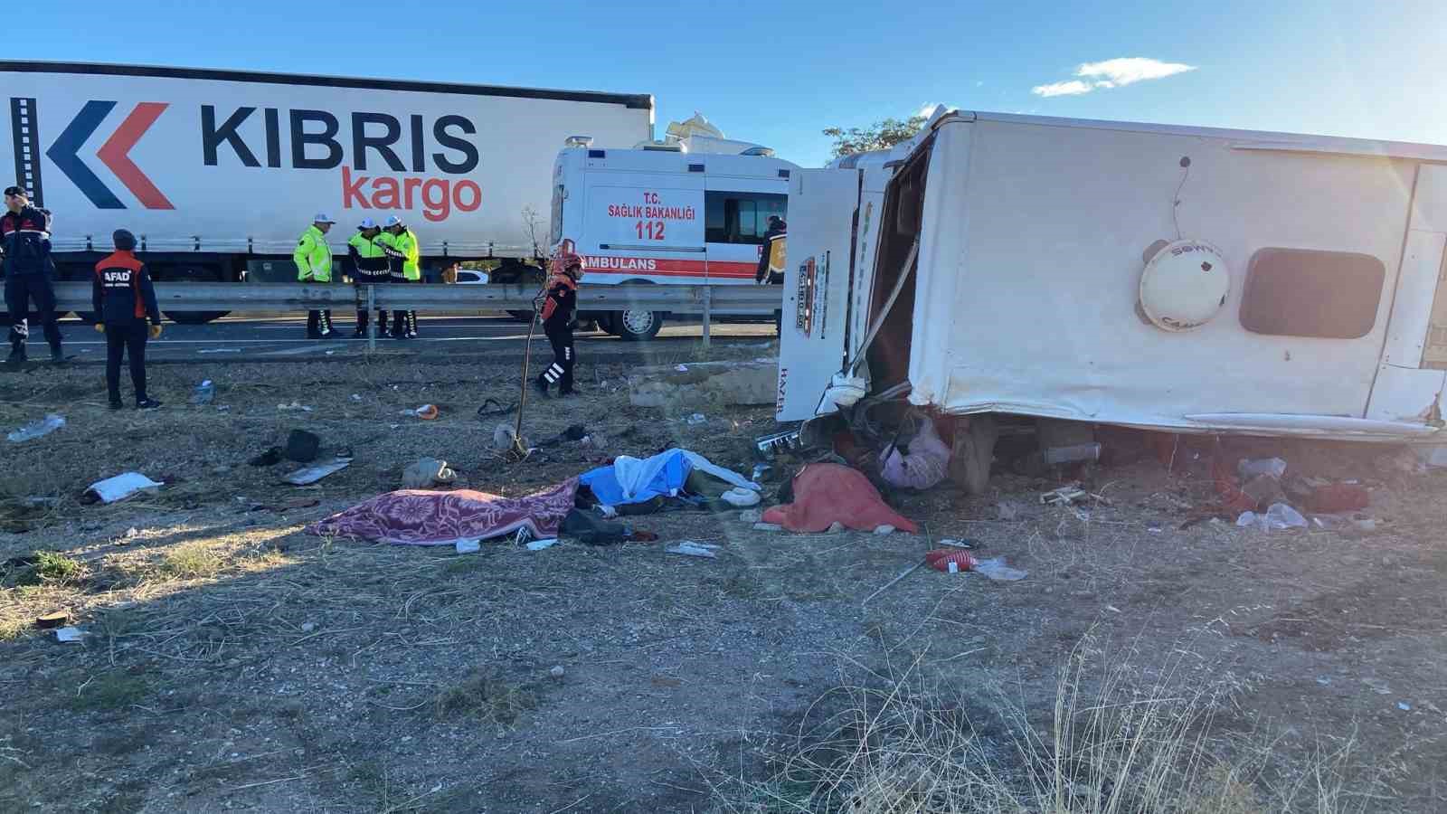 Balıkesir Bandırma’dan Kapadokya’ya gezi için çıkan otobüs Aksaray-Ankara karayolunun yaklaşık 40. km’sinde yoldan çıkarak şarampole devrildi. İlk belirlemelere göre 6 ölü ve çok sayıda yaralı olduğu öğrenildi
