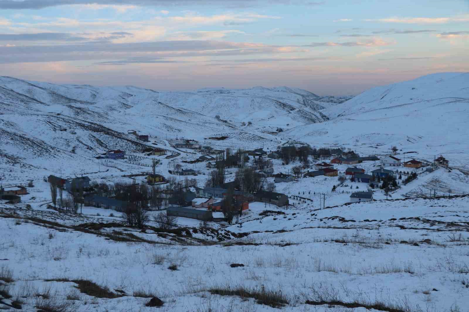 Erzincan’ın yüksek kesimlerinde kar yağışı etkili oldu