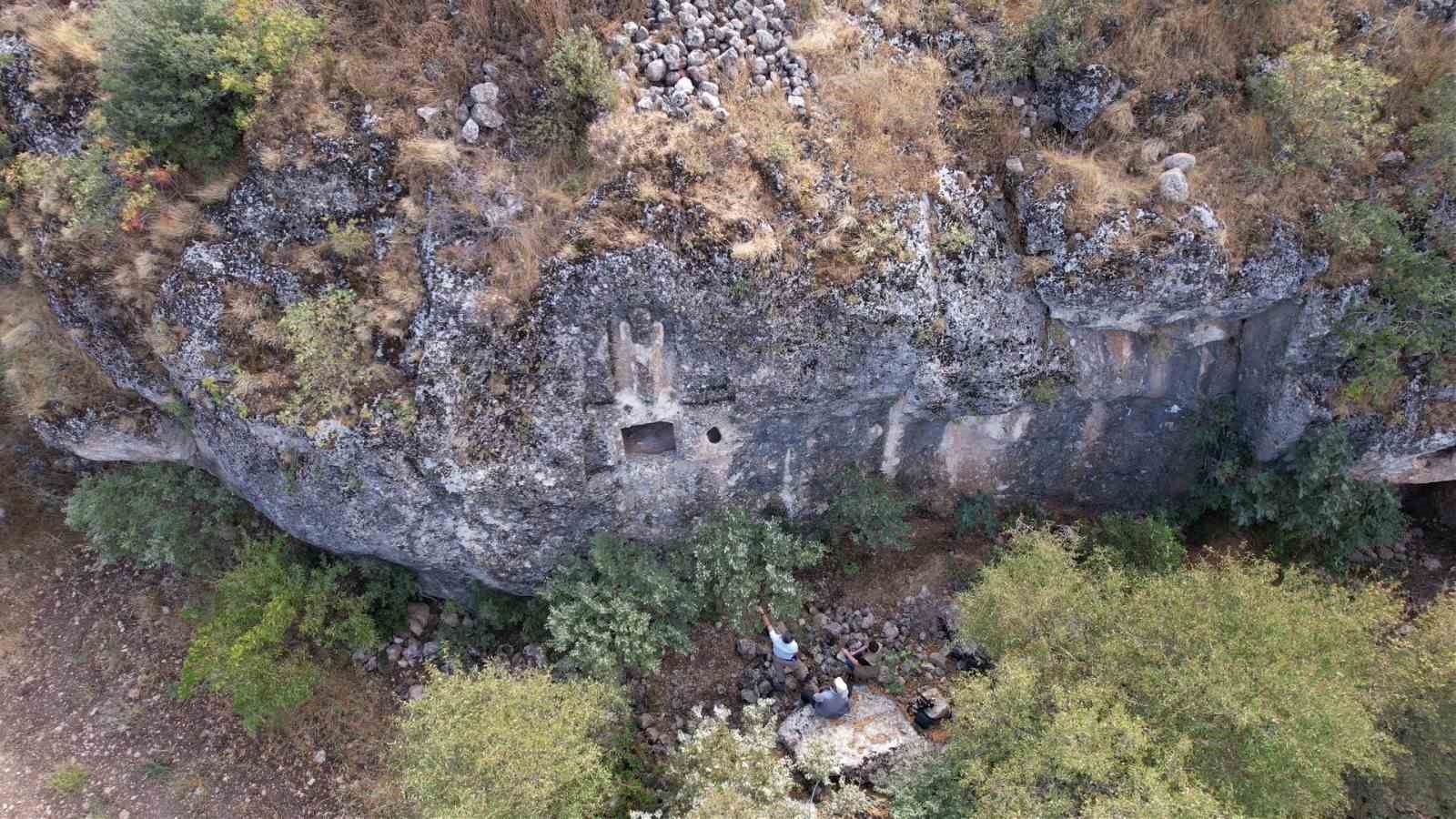 Adıyaman’da bin 700 yıllık kadın kabartmalı oda mezarı bulundu