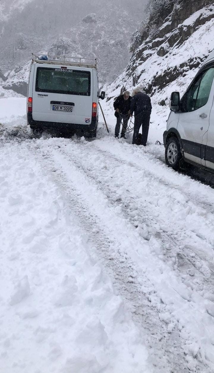 Artvin’de Macahel Geçidi kar nedeniyle ulaşıma kapandı
