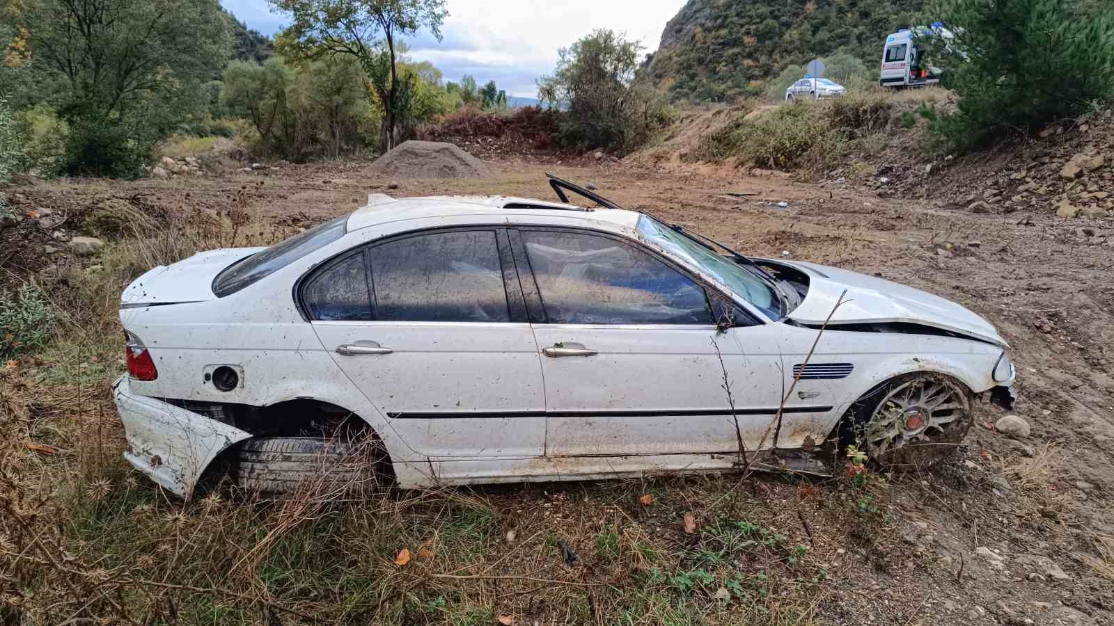 Yoldan çıkan otomobil şarampole devrildi: 2 yaralı
