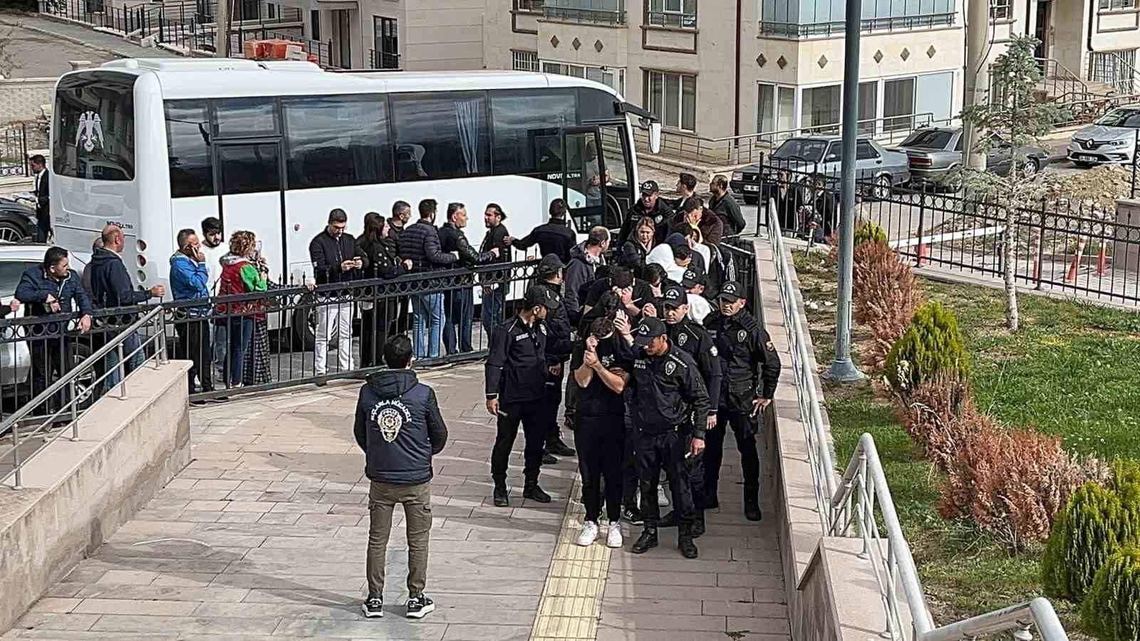 Bahis çetesi üyesi 10’u öğrenci 15 kişi adliyeye sevk edildi