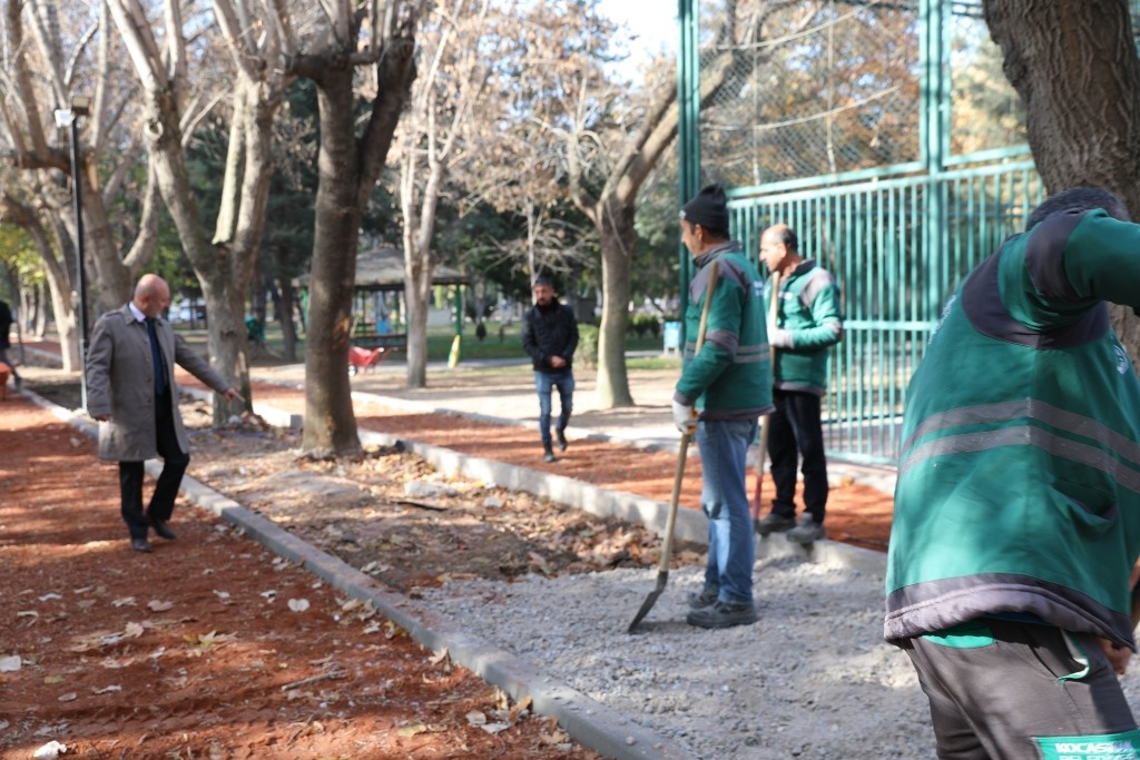 Başkan Çolakbayrakdar: “Çocuklar için bütün parklarda toprak alanlar yapıyoruz”
